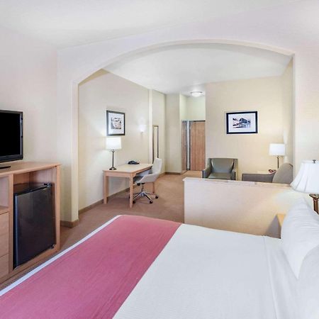Baymont By Wyndham Cuero Otel Dış mekan fotoğraf