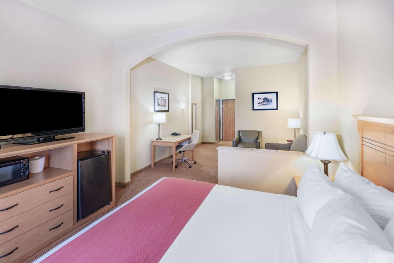 Baymont By Wyndham Cuero Otel Dış mekan fotoğraf